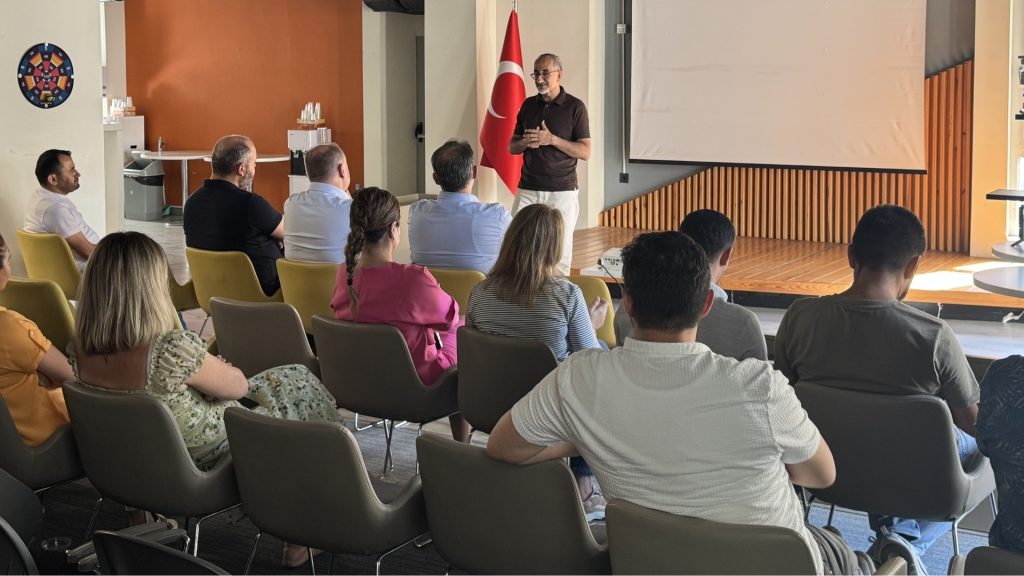Doç. Dr. Abdullah Akpınar'dan Türk Telekom Akdeniz Bölge Müdürlüğü'nde Bağımlılık Farkındalık Semineri
